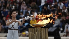 Λαμπρή τελετή παράδοσης της Ολυμπιακής Φλόγας στη Νότια Κορέα παρουσία του Προέδρου της Δημοκρατιας