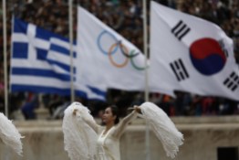 Λαμπρή τελετή παράδοσης της Ολυμπιακής Φλόγας στη Νότια Κορέα παρουσία του Προέδρου της Δημοκρατιας