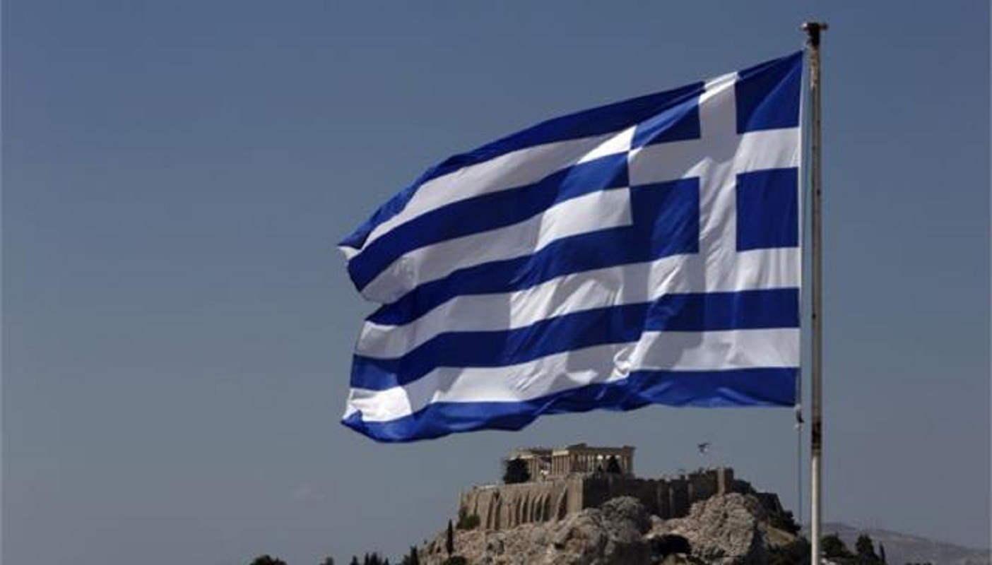 Η Ελλάδα κάνει ένα ακόμη βήμα για να αποσπάσει από την Ευρώπη τον σεβασμό που της αξίζει, εκτιμά το πρακτορείο Bloomberg. Τα spreads των κρατικών ομολόγων, που έχουν ήδη μειωθεί πολύ φέτος, σημείωσαν νέο χαμηλό αυτή την εβδομάδα όταν έγινε γνωστό ότι η κυβέρνηση ετοιμάζει μεγάλη ανταλλαγή ομολόγων. Αυτό θα επιτρέψει στην Ελλάδα να πουλά ομόλογα στο μέλλον και θα βοηθήσει στον τερματισμό της εξάρτησής της από την γενναιοδωρία των πιστωτών. Οι αγορές ομολόγων της ευρωπαϊκής περιφέρειας σημείωσαν εντυπωσιακά κέρδη κατά τους πρόσφατους μήνες, με τα spreads των ισπανικών, ιταλικών και πορτογαλικών ομολόγων να σταθεροποιούνται έναντι των αντίστοιχων γερμανικών. Η ήπια περιστολή από την ΕΚΤ του προγράμματος ποσοτικής χαλάρωσης καθησύχασε τους επενδυτές, που γνωρίζουν πλέον ότι ο αγοραστής της έσχατης καταφυγής δεν πρόκειται να εξαφανιστεί σύντομα. Όπως αναφέρει το Bloomberg ,τα ελληνικά ομόλογα είχαν καλύτερες αποδόσεις από τα ιταλικά και πορτογαλικά αντίστοιχα, παρά το γεγονός ότι δεν περιλαμβάνονται στο πρόγραμμα αγορών της ΕΚΤ, μέχρι τουλάχιστον το διοικητικό συμβούλιο αποφασίσει ότι το ελληνικό χρέος είναι βιώσιμο. Αν η Ελλάδα περιληφθεί στο πρόγραμμα της ΕΚΤ, τότε θα έχει επανέλθει στο πλαίσιο της ευρωζώνης. Η επιτυχής ολοκλήρωση της αξιολόγησης, στις αρχές του 2018, θα παράσχει τις απαραίτητες προϋποθέσεις. Το ΔΝΤ δεν είναι πλέον το εμπόδιο που ήταν. Δεν παρενέβη τον Ιούλιο, επιτρέποντας στην Ελλάδα να αυξήσει το συνολικό χρέος της, ενώ μετρίασε και τις απαιτήσεις της για τα stress tests και τον έλεγχο του ενεργητικού των ελληνικών τραπεζών. Η εσωτερική πολιτική δεν αποτελεί πρόβλημα. Οι εκλογές είναι προγραμματισμένες για το 2019 και τα ποσοστά του ΣΥΡΙΖΑ ανεβαίνουν καθώς η οικονομία βελτιώνεται. Εύλογο είναι ότι η καμπύλη των αποδόσεων πρέπει να απλοποιηθεί, ώστε να προσελκυστούν περισσότεροι επενδυτές. Αυτό θα είναι σημαντικό όχι μόνο για την ΕΚΤ, αλλά και για την αναχρηματοδότηση του χρέους της χώρας. Η Ελλάδα ευελπιστεί να αντλήσει τουλάχιστον έξι δις. ευρώ ώστε να εξασφαλίσει ένα «μαξιλάρι» με την λήξη του προγράμματος. Εφόσον η ανταλλαγή ομολόγων αποδειχθεί επιτυχής, θα ακολουθήσει και άλλη έξοδος στις αγορές, με την άδεια των πιστωτών. Για το 2018, η Ελλάδα ελπίζει σε μία μόνιμη μεταμόρφωσή της από ημι- απομονωμένο τρελοκομείο σε αναπόσπαστο μέλος του ευρωπαϊκού εγχειρήματος.