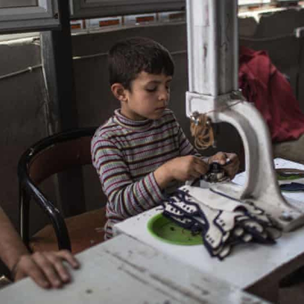 Μικρός πρόσφυγας από την Συρία, αντί σχολείου εργάζεται σε sweatshop στην Τουρκία (Φώτο: Guardian)
